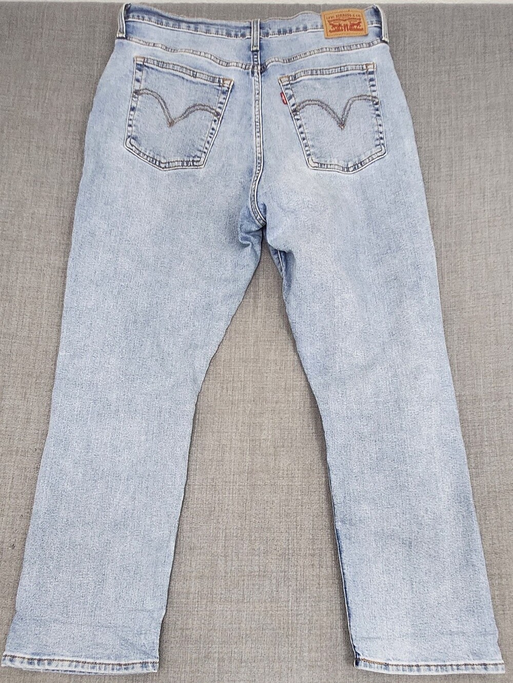 Levis Wedgie Strap Light Wash Distressed Style Denim Jeans. 32 × 28 - Picture 4 of 12